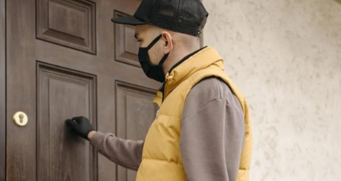 陌生人敲门为什么不能看猫眼